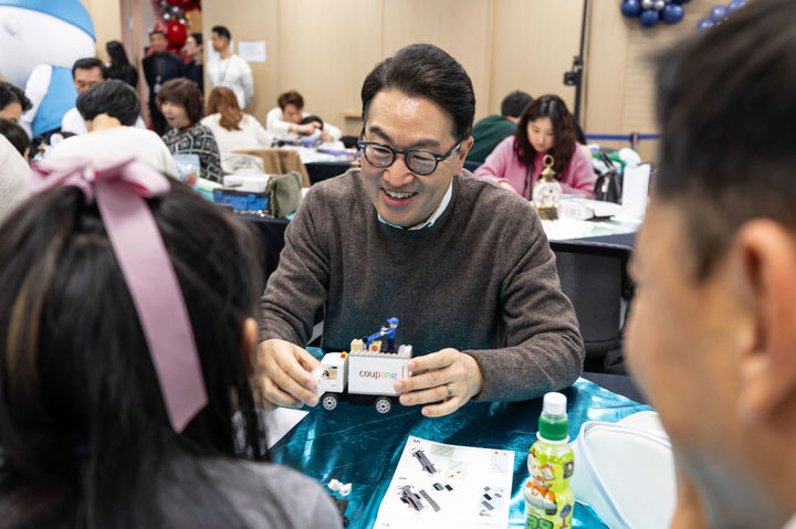 강한승 쿠팡 대표가 아이들과 함께 장난감 블록을 만들고 있다. (사진=쿠팡 제공) *재판매 및 DB 금지