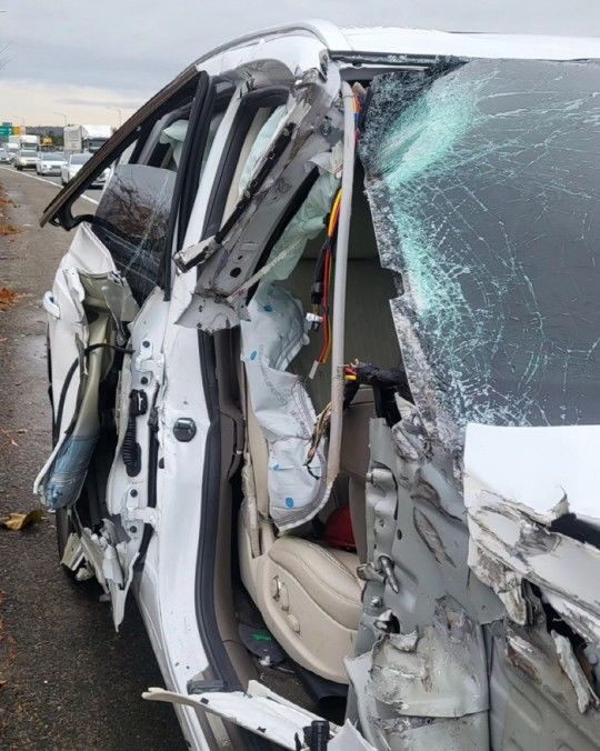 [서울=뉴시스] 배우 정태우가 최근 교통사고를 당했다고 밝히며 파손된 차량을 공개했다. (사진=정태우 인스타그램 캡처) 2023.12.15. photo@newsis.com *재판매 및 DB 금지