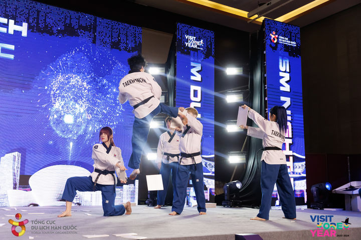 4800만명의 글로벌 팬덤을 보유한 태권도 크리에이터팀 '태권크리'가 12일부터 14일까지 베트남을 방문해 하노이와 호치민에서 한국을 홍보했다고 15일 밝혔다.&nbsp; *재판매 및 DB 금지