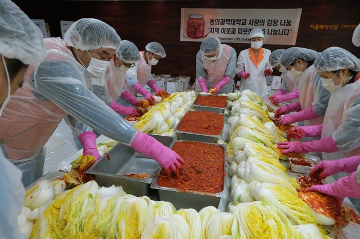 [부산=뉴시스] 동의과학대학교는 연말연시를 맞아 지난 14일 지역사회 공헌활동의 하나로 '사랑의 김장김치 나눔 봉사활동'을 펼쳤다고 15일 밝혔다. (사진=동의과학대 제공) *재판매 및 DB 금지