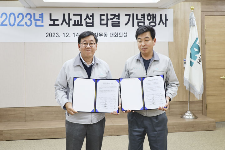 [여수=뉴시스] 김석훈 기자= 휴켐스 여수공장 대회의실에서 14일 김우찬 사장(왼쪽)과 박종태 노조위원장이 올해 임금협상 합의서에 서명한 후 기념촬영을 하고 있다. TKG휴켐스 제공 *재판매 및 DB 금지