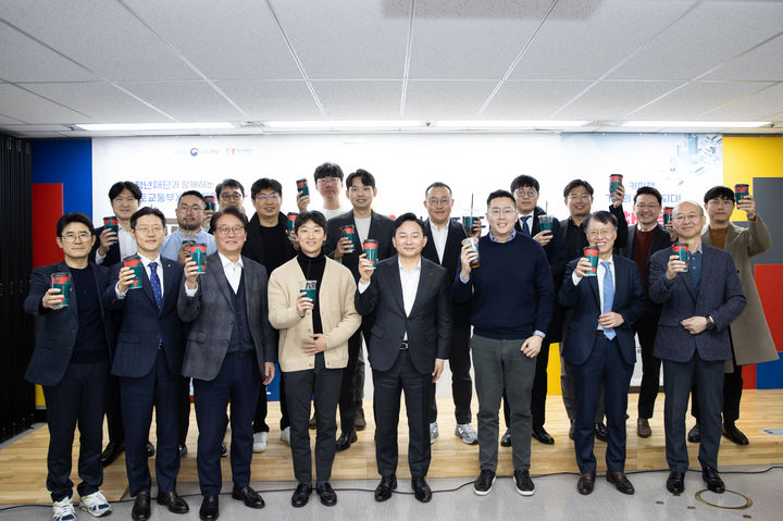 [서울=뉴시스] 원희룡 국토교통부 장관은 15일 오전 커피챗 플러스 행사에 참석해 국토교통 새싹기업들 대표자들과 다양한 의견을 교환하고 기념촬영을 하고 있다. 2023.12.15.(사진=국토교통부 제공) photo@newsis.com *재판매 및 DB 금지