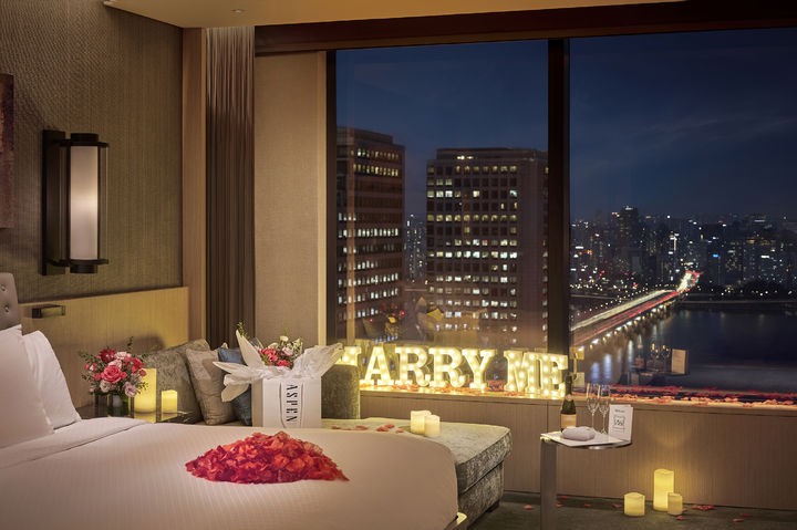 콘래드 서울이 준비한 프로포즈 패키지 모습.(사진=콘래드 제공) *재판매 및 DB 금지