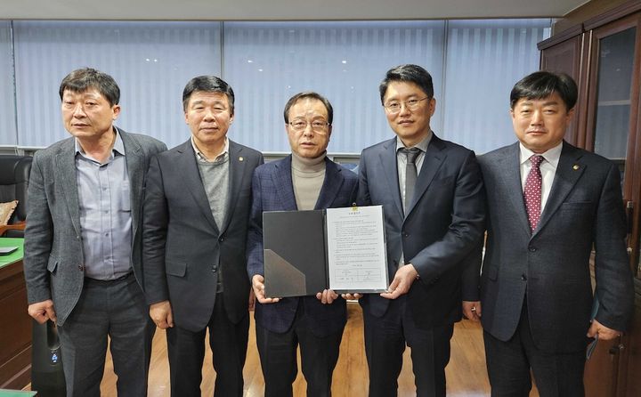 [서울=뉴시스] (왼쪽부터) 정창기 대구개인택시조합 이사장, 차순선 서울개인택시조합 이사장, 박권수 전국개인택시조합연합회장, 류긍선 카카오모빌리티 대표, 김승일 인천개인택시조합 이사장 등 관계자들이 최종 합의를 마치고 기념촬영을 하고 있다. (사진=카카오모빌리티) 2023.12.15 photo@newsis.com *재판매 및 DB 금지