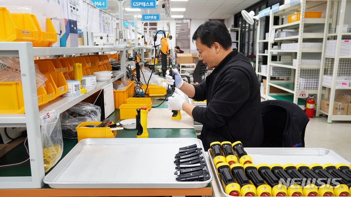 [부천=뉴시스] 세펙트 공장 내부에서 직원이 작업하고 있는 모습. (사진=세펙트 제공. 사진은 기사와 직접 관련이 없습니다.) 2023.12.17. photo@newsis.com