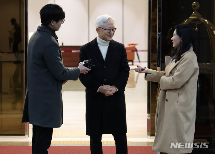 [서울=뉴시스] 김금보 기자 = 경계현 삼성전자 DS부문장 사장이 네덜란드 방문을 마치고 15일 오전 서울 강서구 서울김포비즈니스항공센터를 통해 귀국하며 취재진 질문에 답하고 있다. 2023.12.15. kgb@newsis.com