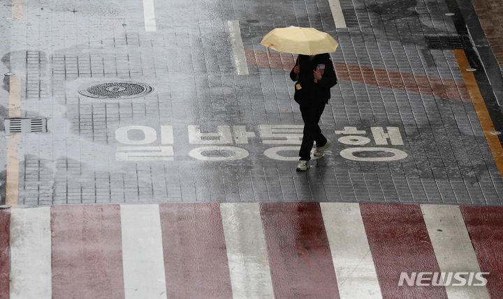 [서울=뉴시스] 여동준 기자 = 토요일인 16일은 전날(15일)보다 기온이 크게 떨어져 전국에 영하권 추위가 찾아오겠다. 2023.12.16. yeodj@newsis.com