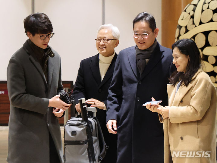 [서울=뉴시스] 김금보 기자 = 이재용 삼성전자 회장과 경계현 삼성전자 DS부문장 사장이 네덜란드 방문을 마치고 15일 오전 서울 강서구 서울김포비즈니스항공센터를 통해 귀국하고 있다. 2023.12.15. kgb@newsis.com