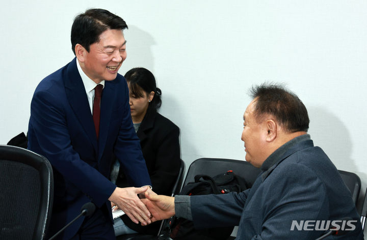 악수하는 안철수-이상민  [서울=뉴시스] 고범준 기자 = 안철수 국민의힘 의원과 이상민 무소속 의원이 15일 오후 서울 여의도 국회 의원회관에서 면담에 앞서 악수하고 있다. 2023.12.15. bjko@newsis.com