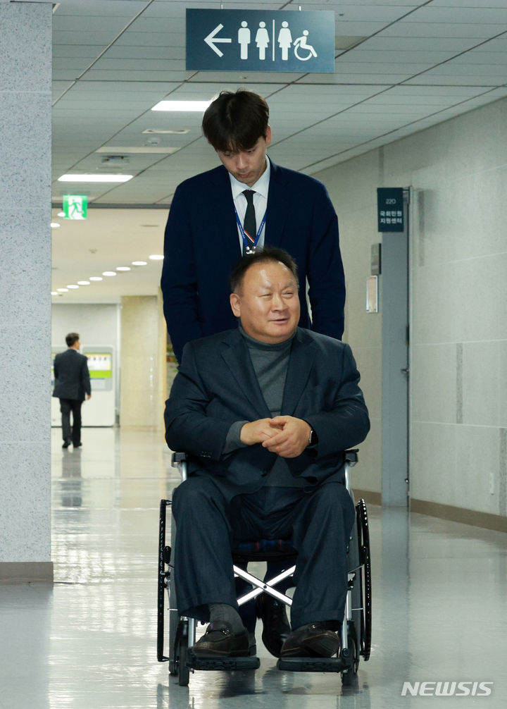 [서울=뉴시스] 고범준 기자 = 이상민 무소속 의원이 15일 오후 서울 여의도 국회 의원회관에서 안철수 국민의힘 의원과 면담을 하기 위해 들어서고 있다. 2023.12.15. bjko@newsis.com