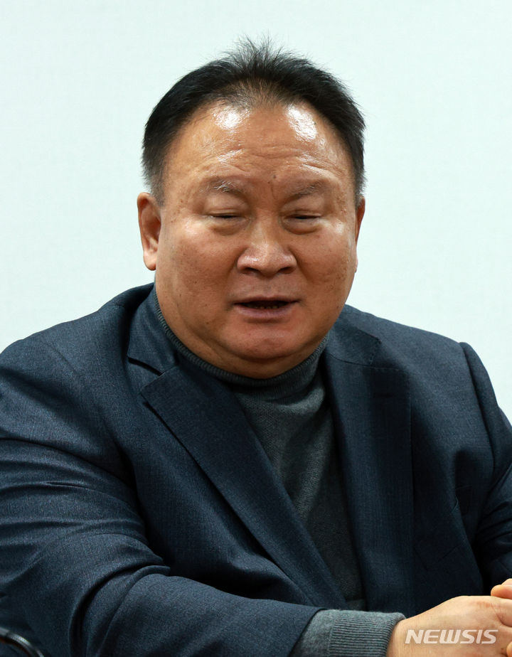 [서울=뉴시스] 고범준 기자 = 이상민 무소속 의원이 15일 오후 서울 여의도 국회 의원회관에서 안철수 국민의힘 의원과 면담을 하고 있다. 2023.12.15. bjko@newsis.com