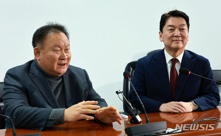 [서울=뉴시스] 고범준 기자 = 안철수 국민의힘 의원과 이상민 무소속 의원이 15일 오후 서울 여의도 국회 의원회관에서 면담하고 있다. 2023.12.15. bjko@newsis.com