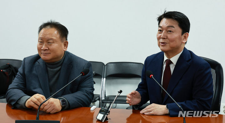 [서울=뉴시스] 고범준 기자 = 안철수 국민의힘 의원과 이상민 무소속 의원이 15일 오후 서울 여의도 국회 의원회관에서 면담하고 있다. 2023.12.15. bjko@newsis.com