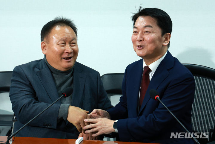 악수하는 안철수-이상민  [서울=뉴시스] 고범준 기자 = 안철수 국민의힘 의원과 이상민 무소속 의원이 15일 오후 서울 여의도 국회 의원회관에서 면담에 앞서 악수하고 있다. 2023.12.15. bjko@newsis.com