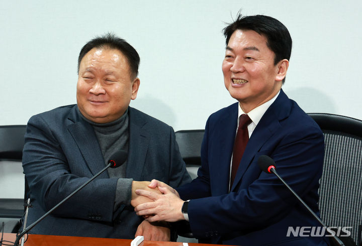[서울=뉴시스] 고범준 기자 = 안철수 국민의힘 의원과 이상민 무소속 의원이 15일 오후 서울 여의도 국회 의원회관에서 면담에 앞서 악수하고 있다. 2023.12.15. bjko@newsis.com