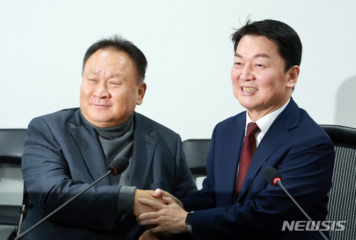 [서울=뉴시스] 고범준 기자 = 안철수 국민의힘 의원과 이상민 무소속 의원이 15일 오후 서울 여의도 국회 의원회관에서 면담에 앞서 악수하고 있다. 2023.12.15. bjko@newsis.com