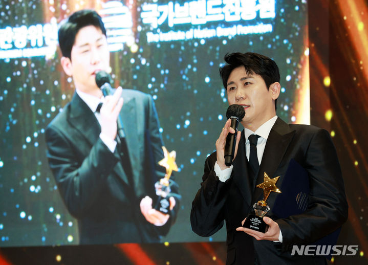 [서울=뉴시스] 고범준 기자 = 음원 순위를 조작하기 위해 이른바 '음원 사재기'를 한 혐의로 재판에 넘겨진 가수 영탁의 전 소속사 대표가 2심에서 징역형 집행유예를 선고받았다. 가수 영탁이 지난 2023년 12월 서울 여의도 국회 의원회관에서 열린 2023 국가브랜드 컨퍼런스에서 대중문화부문을 수상한 뒤 소감을 말하고 있는 모습. 2023.12.15. bjko@newsis.com