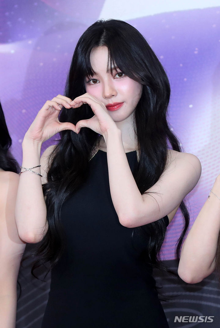 [서울=뉴시스] 김혜진 기자 = 그룹 에스파 카리나가 15일 오후 서울 여의도 KBS홀에서 열린 '2023 뮤직뱅크 글로벌 페스티벌' 레드카펫 포토월 행사에서 포즈를 취하고 있다. 2023.12.15. jini@newsis.com