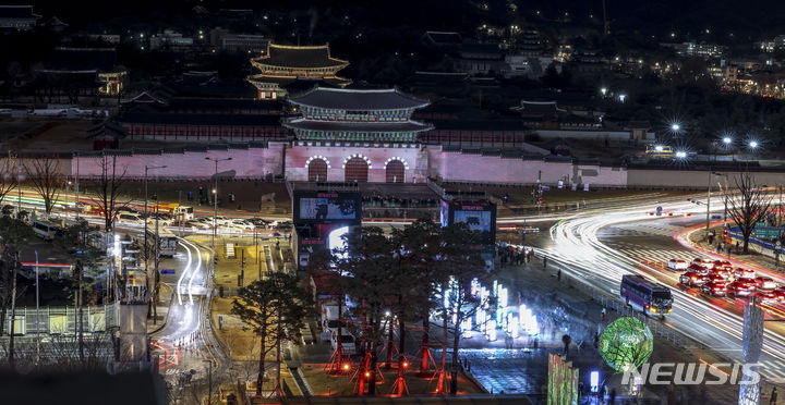 [서울=뉴시스] 정병혁 기자 = 15일 서울 종로구 광화문광장에서 2023 서울빛초롱축제 일환으로 열린 서울라이트 광화문 행사에서 광화문 외벽에 미디어 파사드 작품이 비춰지고 있다. 2023.12.15. jhope@newsis.com