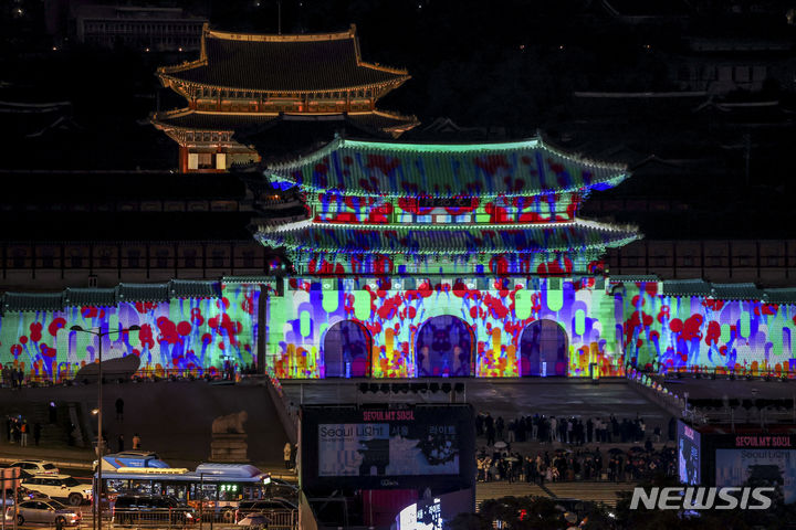 [서울=뉴시스] 정병혁 기자 = 15일 서울 종로구 광화문광장에서 2023 서울빛초롱축제 일환으로 열린 서울라이트 광화문 행사에서 광화문 외벽에 미디어 파사드 작품이 비춰지고 있다. 2023.12.15. jhope@newsis.com