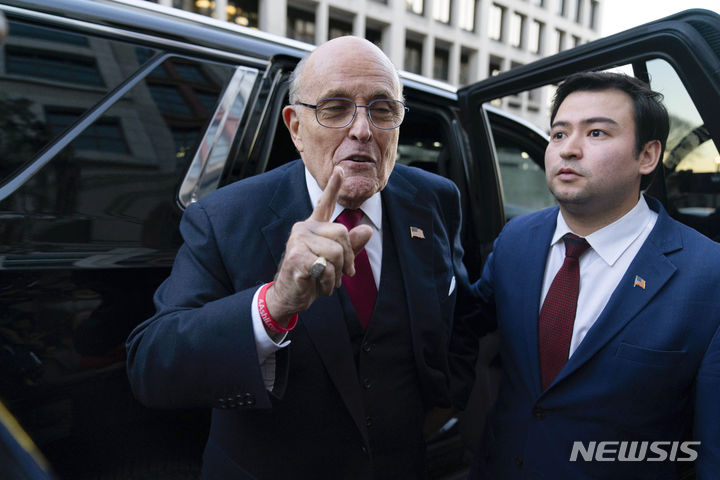 [워싱턴=AP/뉴시스]2020년 미 대선 당시 조지아주 선거 개표원이 투표 결과를 조작했다고 주장해 명예훼손으로 고소당한 루디 줄리아니 트럼프측 변호사(왼쪽)에게 법원이 15일(현지시간) 1억4800만 달러(약 1930억 원)의 징벌적 손해 배상 판결을 했다. 