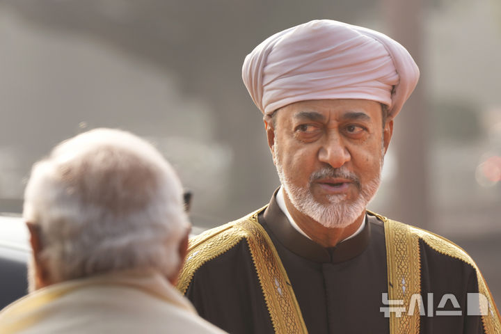 [뉴델리=AP/뉴시스] 사진은 지난 2023년 12월16일 인도 뉴델리에서 하이삼 빈 타리크 알사이드 오만 술탄이 나렌드라 모디 인도 총리와 대화하는 모습. 2025.04.19.