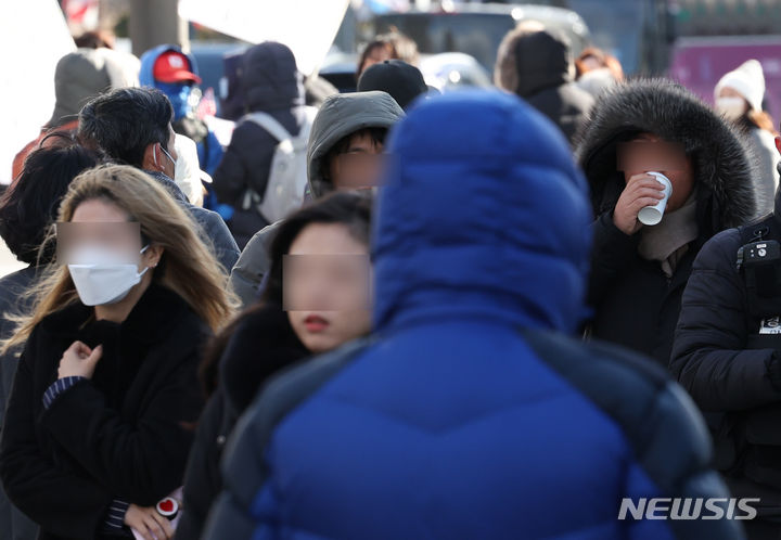 [서울=뉴시스] 고승민 기자 = 급격히 추워진 날씨를 보인 지난 16일 서울 광화문 사거리에서 옷을 두텁게 입은 시민들이 발걸음을 재촉하고 있다. 2023.12.16. kkssmm99@newsis.com