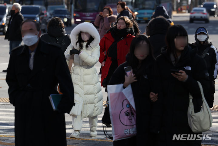 [서울=뉴시스] 고승민 기자 = 급격히 추워진 날씨를 보인 16일 서울 광화문 사거리에서 옷을 두텁게 입은 시민들이 발걸음을 재촉하고 있다. 2023.12.16. kkssmm99@newsis.com