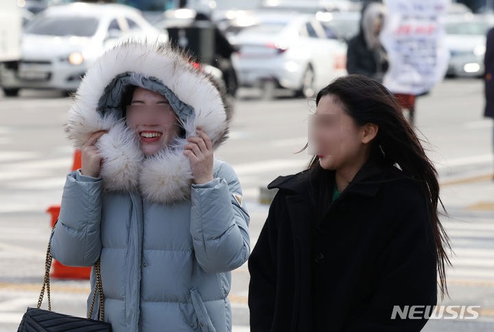 [서울=뉴시스] 고승민 기자 = 급격히 추워진 날씨를 보인 16일 서울 광화문 사거리에서 옷을 두텁게 입은 시민들이 발걸음을 재촉하고 있다. 2023.12.16. kkssmm99@newsis.com