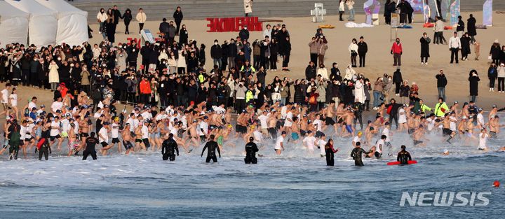 [부산=뉴시스] 하경민 기자 = 16일 부산 해운대구 해운대해수욕장에서 열린 '제36회 해운대 북극곰축제'에 참가한 시민과 관광객 등 인간 북극곰들이 일제히 차가운 겨울바다에 뛰어들고 있다. 2023.12.16. yulnetphoto@newsis.com