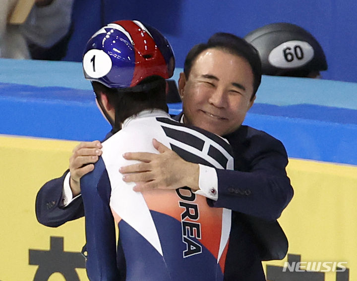 [서울=뉴시스] 김금보 기자 = 16일 오후 서울 양천구 목동실내빙상장에서 열린 2023~2024 국제빙상경기연맹(ISU) 쇼트트랙 월드컵 4차 대회 남자 1500m 1차 레이스 결승, 윤홍근 대한빙상경기연맹 회장이 우승을 차지한 박지원(서울시청)과 포옹하고 있다. 2023.12.16. kgb@newsis.com