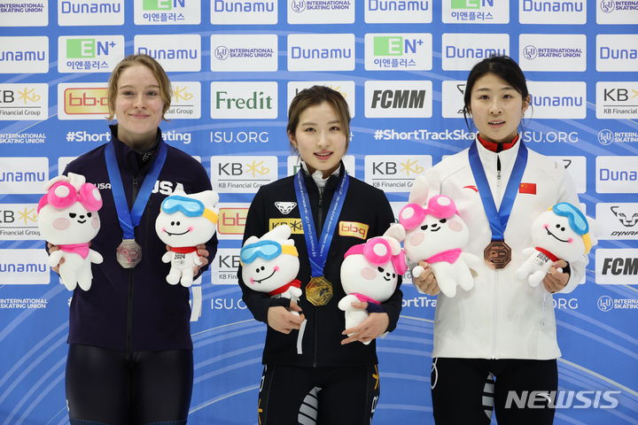 [서울=뉴시스] 김금보 기자 = 16일 오후 서울 양천구 목동실내빙상장에서 열린 2023~2024 국제빙상경기연맹(ISU) 쇼트트랙 월드컵 4차 대회 여자 1500m 1차 레이스 결승에서 김길리(성남시청)가 2분35초785로 우승하고 금메달을 목에 걸고 있다. 2023.12.16. kgb@newsis.com