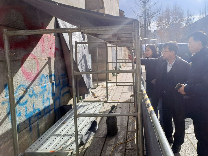 [서울=뉴시스] 고승민 기자 = 최응천 문화재청장이 16일 낙서로 훼손된 영추문 입구를 살피고 있다. (사진=문화재청 제공) 2023.12.16. photo@newsis.com *재판매 및 DB 금지