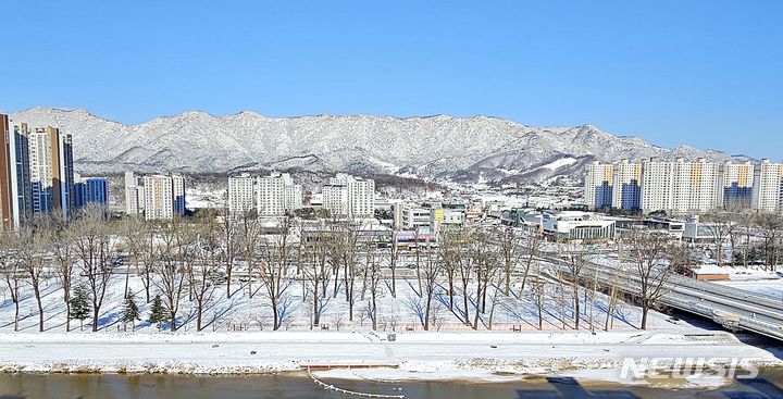 [증평=뉴시스] 강신욱 기자 = 17일 충북 증평군 증평읍 송산리 두타산과 보강천 미루나무숲이 온통 눈으로 덮여 은빛 설경을 보여주고 있다. 전날 대설주의보가 내려진 증평지역에는 충북에서 가장 많은 14.5㎝의 눈이 내렸다. 2023.12.17. ksw64@newsis.com 