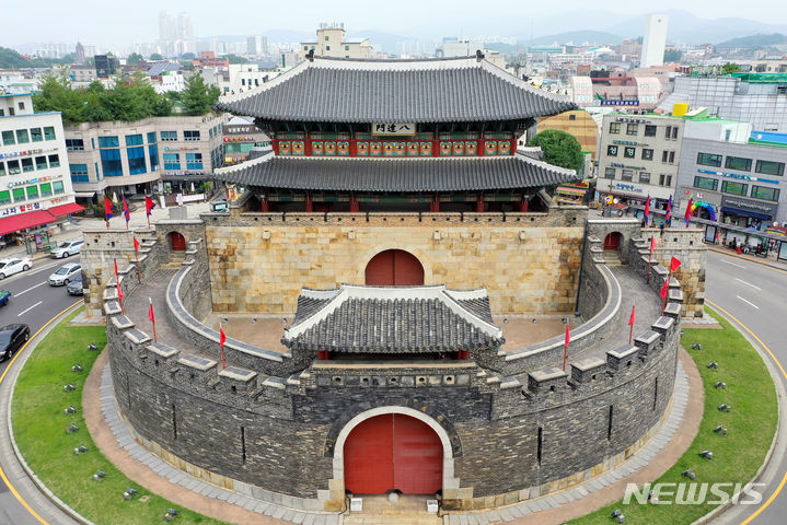  수원시 원도심 한복판의 팔달문