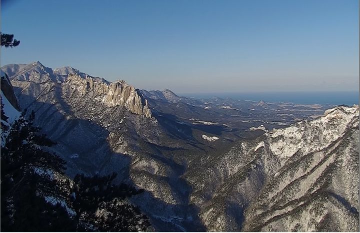 눈 덮힌 설악산 준령과 울산바위, 그 넘어 보이는 동해바다까지 한 눈이 들어온 모습. 설악산국립공원cctv 2023.12.17. grsoon815@newsis.com *재판매 및 DB 금지