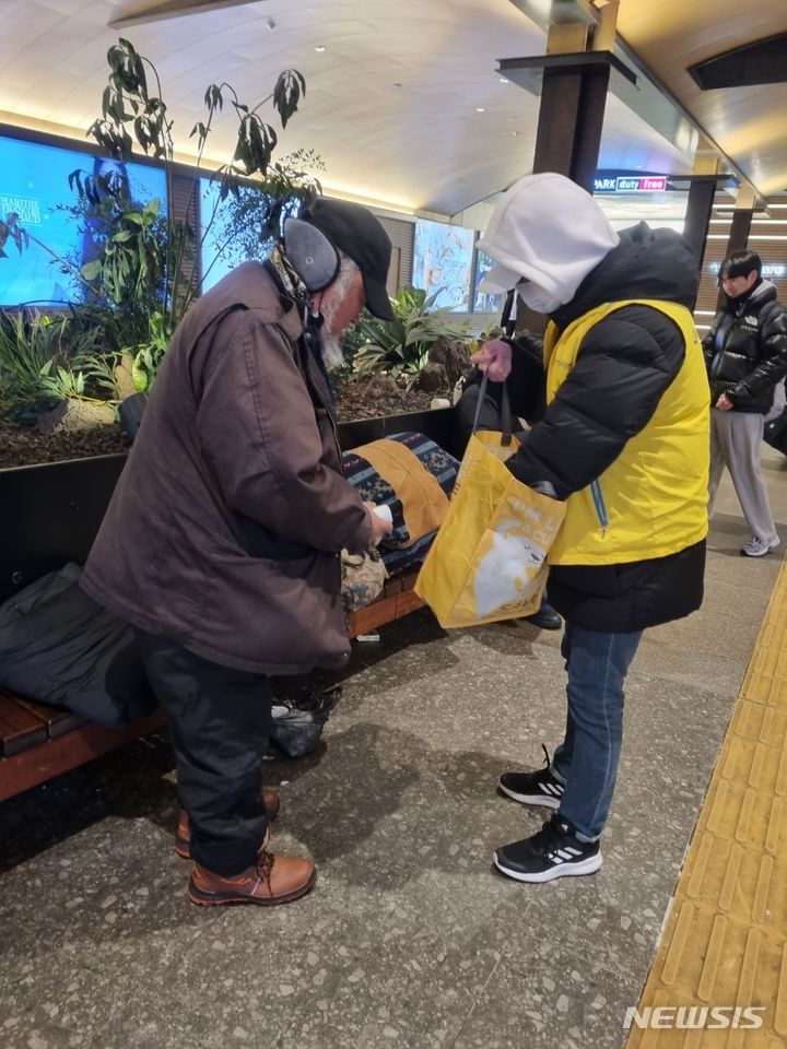 [서울=뉴시스]서울역지하도 노숙인 물품지원.