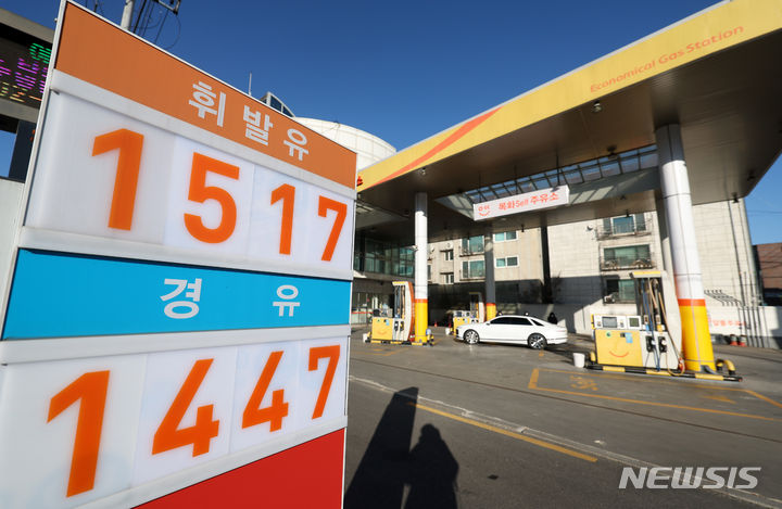 [서울=뉴시스] 김명년 기자 = 국내 휘발유·경유 평균 가격이 10주 연속 하락했다. 지난 16일 한국석유공사 유가정보시스템 오피넷에 따르면 12월 둘째 주(10일~14일) 전국 주유소 휘발유 판매가는 리터당 1606.6원으로 직전 주 대비 20.0원 하락했다. 같은 기간 전국 주유소 경유 판매가는 리터당 1534.6원으로 직전 주 대비 29.2원 떨어졌다. 사진은 17일 오전 서울시내 한 주유소 모습. 2023.12.17. kmn@newsis.com