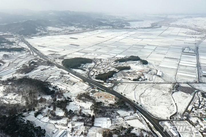 [담양=뉴시스] 이영주 기자 = 전남 담양지역에 누적 적설량 6.6㎝의 눈이 온 17일 오전 하늘에서 바라본 담양군 고서면 평야가 눈에 덮여 새하얗다. 2023.12.17.leeyj2578@newsis.com