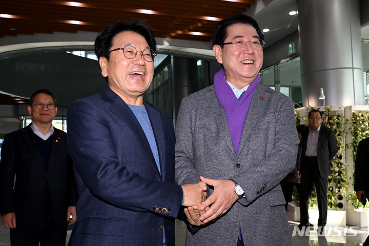 [나주=뉴시스] 이영주 기자 = 강기정 광주시장(사진 왼쪽)과 김영록 전남도지사가 17일 전남 나주 농수산식품유통공사에서 광주 군-민간 공항 이전 관련 논의를 갖기위해 만나 악수하고 있다. 2023.12.17. leeyj2578@newsis.com