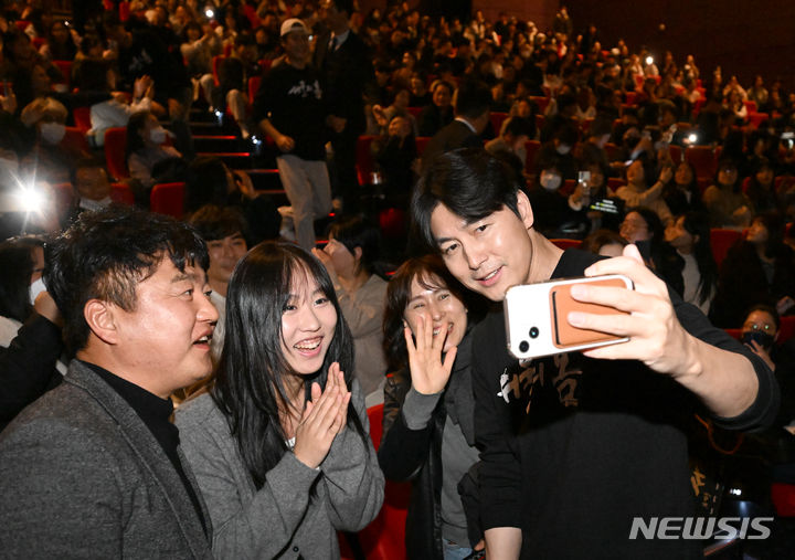 [광주=뉴시스] 김혜인 기자 = 영화 '서울의 봄' 에서 수도경비사령관 역을 맡은 정우성 배우가 17일 오후 광주 서구 CGV광주터미널점에서 열린 무대인사에서 관객과 사진을 찍고 있다. 12·12 군사쿠데타를 소재로 한 '서울의 봄'은 개봉 24일 만에(16일 기준)누적 관객수 849만 명을 돌파했다. 2023.12.17. hyein0342@newsis.com