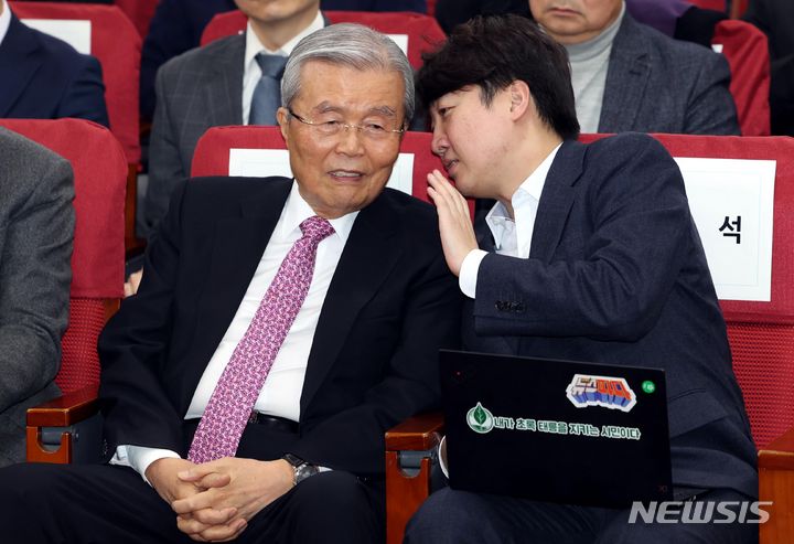 [서울=뉴시스] 조성봉 기자 = 17일 오후 서울 여의도 국회 의원회관에서 열린 새로운선택 창당대회에서 김종인 전 국민의힘 비대위원장과 이준석 전 국민의힘 대표가 귀엣말을 나누고 있다. 2023.12.17. suncho21@newsis.com