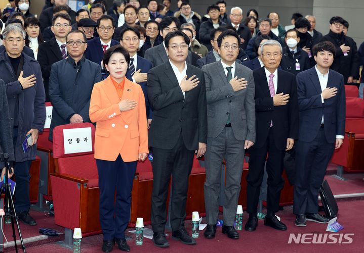 [서울=뉴시스] 조성봉 기자 = 17일 오후 서울 여의도 국회 의원회관에서 열린 새로운선택 창당대회에서 금태섭, 조성주 새로운선택 공동대표를 비롯한 참석자들이 국민의례를 하고 있다. 왼쪽 앞줄부터 양향자 한국의희망 대표, 조 공동대표, 금 공동대표, 김종인 전 국민의힘 비대위원장, 이준석 전 국민의힘 대표. 2023.12.17. suncho21@newsis.com