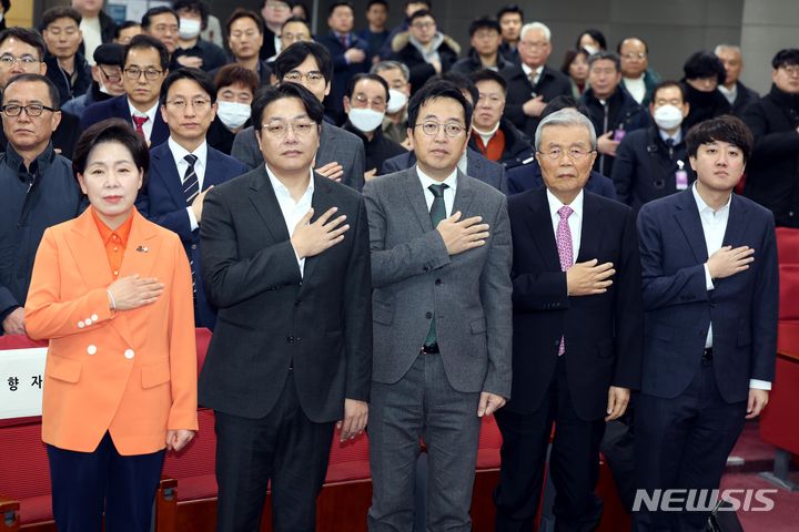 [서울=뉴시스] 조성봉 기자 = 17일 오후 서울 여의도 국회 의원회관에서 열린 새로운선택 창당대회에서 금태섭, 조성주 새로운선택 공동대표를 비롯한 참석자들이 국민의례 를하고 있다. 왼쪽부터 양향자 한국의희망 대표, 조 공동대표, 금 공동대표, 김종인 전 국민의힘 비대위원장, 이준석 전 국민의힘 대표. 2023.12.17. suncho21@newsis.com