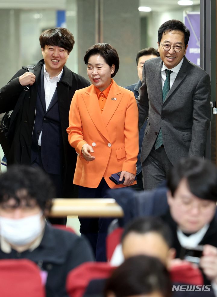 [서울=뉴시스] 조성봉 기자 = 17일 오후 서울 여의도 국회 의원회관에서 열린 새로운선택 창당대회에 금태섭 새로운선택 공동대표와 이준석 전 국민의힘 대표, 양향자 대표가 함께 참석하고 있다. 2023.12.17. suncho21@newsis.com