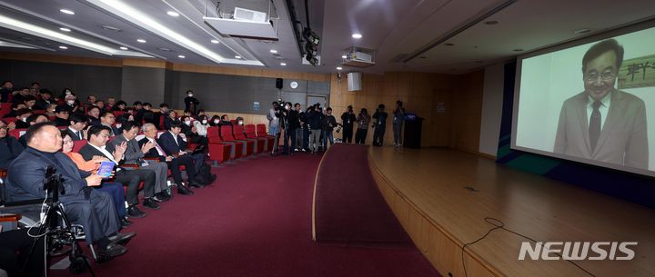 [서울=뉴시스] 조성봉 기자 = 17일 오후 서울 여의도 국회 의원회관에서 열린 새로운선택 창당대회에서 참석자들이 이낙연 전 민주당 대표의 축사를 듣고 있다. 맨 앞줄 왼쪽부터 이상민 무소속 의원, 양향자 한국의희망 대표, 조성주 공동대표, 금태섭 공동대표, 김종인 전 국민의힘 비대위원장, 이준석 전 국민의힘 대표. 2023.12.17. suncho21@newsis.com