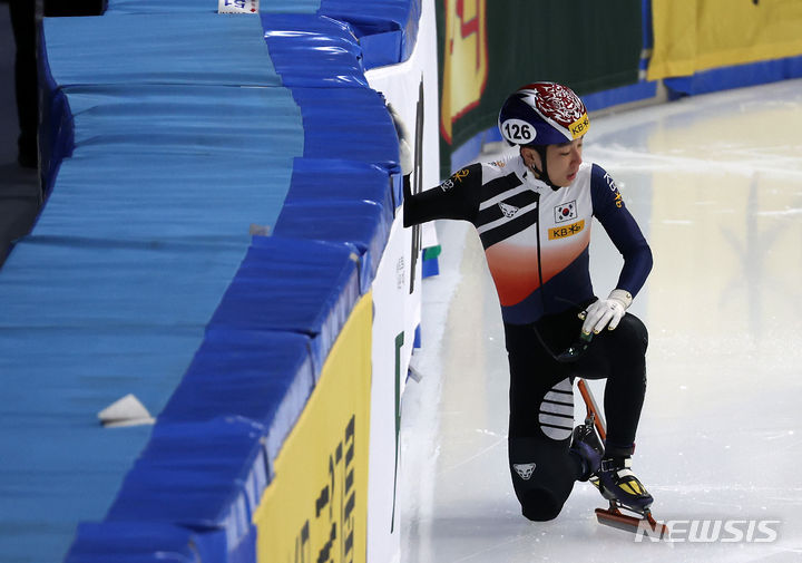 [서울=뉴시스] 김명년 기자 = 17일 오후 서울 양천구 목동아이스링크에서 열린 2023-2024 국제빙상연맹(ISU) 쇼트트랙 월드컵 4차 대회 남자 5000m 계주 결승 한국 김건우가 경기 도중 미끄러진 후 고개를 떨구고 있다. 2023.12.17. kmn@newsis.com