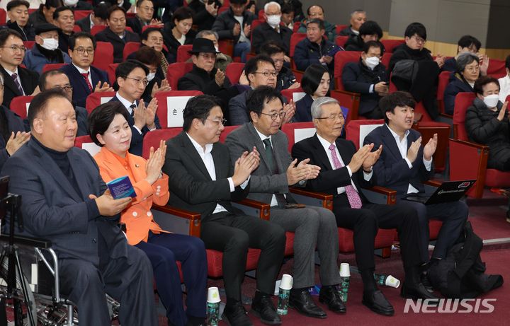 [서울=뉴시스] 조성봉 기자 = 17일 오후 서울 여의도 국회 의원회관에서 열린 새로운선택 창당대회에서 금태섭, 조성주 공동대표를 비롯한 참석자들이 박수를 치고 있다. 왼쪽부터 이상민 무소속 의원, 양향자 한국의희망 대표, 조 공동대표, 금 공동대표, 김종인 전 국민의힘 비대위원장, 이준석 전 국민의힘 대표. 2023.12.17. suncho21@newsis.com