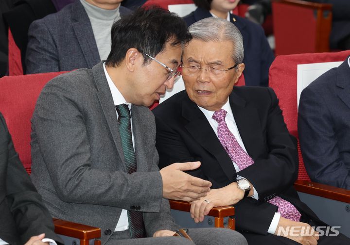 [서울=뉴시스] 조성봉 기자 = 17일 오후 서울 여의도 국회 의원회관에서 열린 새로운선택 창당대회에서 금태섭 공동대표와 김종인 전 국민의힘 비대위원장이 대화를 나누고 있다. 2023.12.17. suncho21@newsis.com