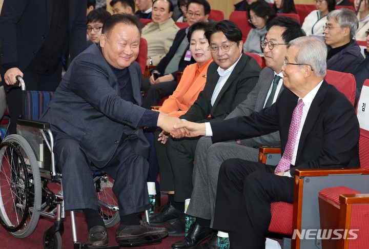 [서울=뉴시스] 조성봉 기자 = 17일 오후 서울 여의도 국회 의원회관에서 열린 새로운선택 창당대회에서 김종인 전 국민의힘 비대위원장과 이상민 무소속 의원이 악수를 하고 있다. 2023.12.17. suncho21@newsis.com